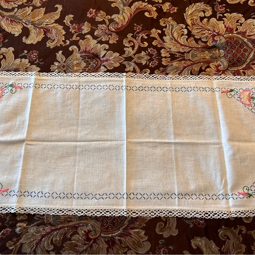 Vintage White Linen & Pink‎ Needlepoint Rose w/Lace Table Runner